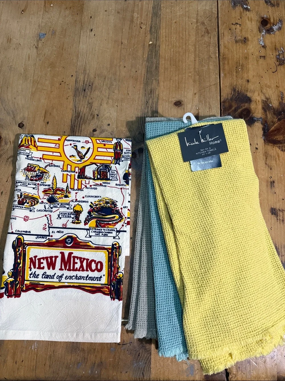Set of 3 Nicole Miller Waffle Weave & 1 Red & White New Mexico Towel Set
